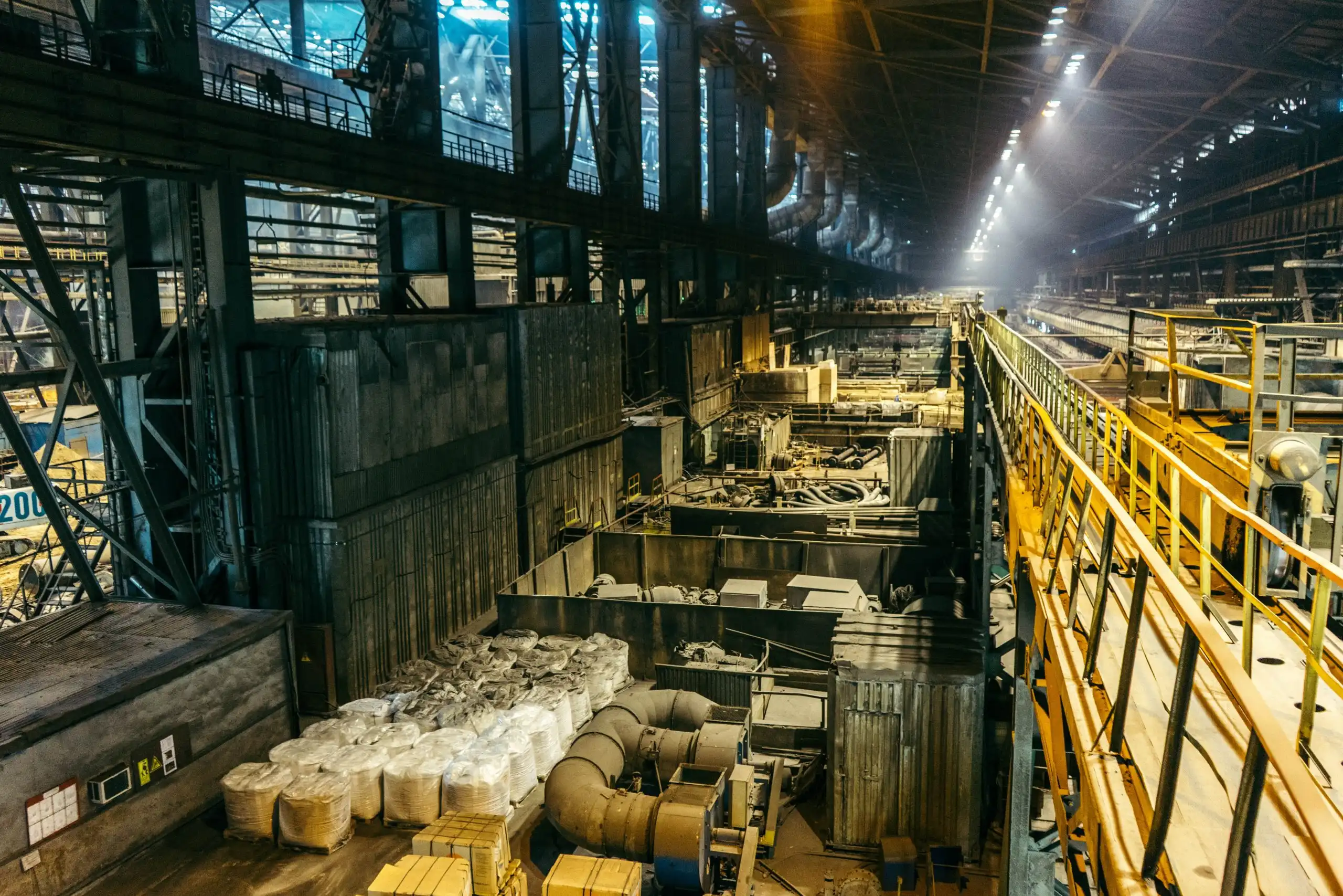 Blick in eine industrielle Fertigungshalle, Symbolbild